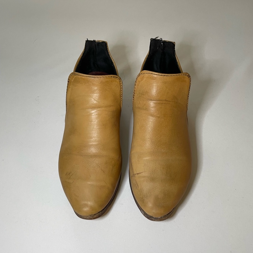 ankle boots.